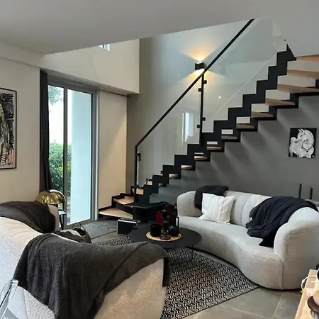 Jean Michele Neuve En Front De ヴィラ