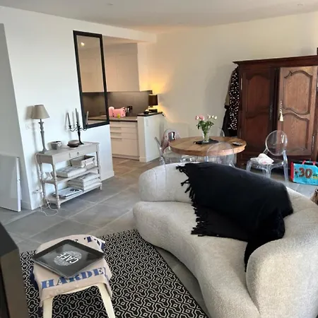 Jean Michele Neuve En Front De Villa *