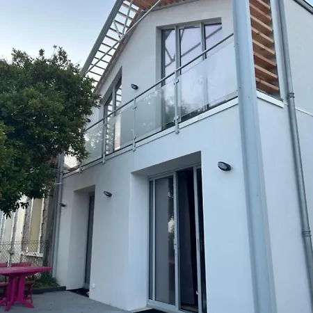 Jean Michele Neuve En Front De Villa *
