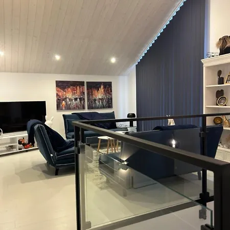 Jean Michele Neuve En Front De Villa *