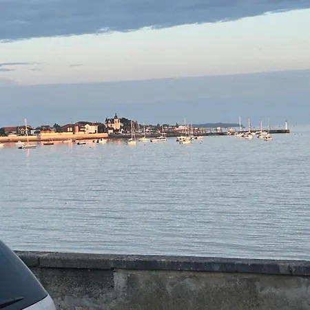 Jean Michele Neuve En Front De ヴィラ